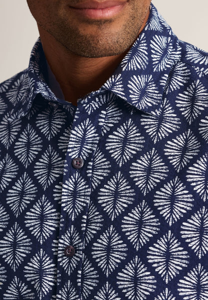 Up close view of neckline of a male model wearing the Regular Fit Navy Geometric Print Seersucker Short Sleeve Shirt